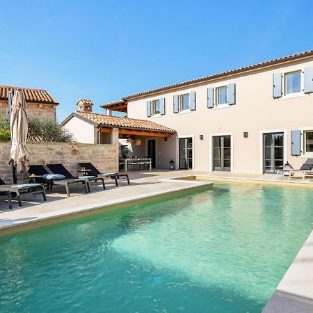 Nice Home In Tinjan With Outdoor Swimming Pool Bagian luar foto